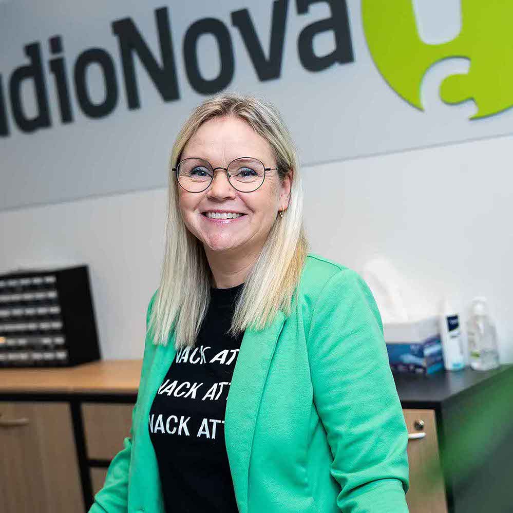 Smilende medarbejder fra AudioNova i Hvidovre. 